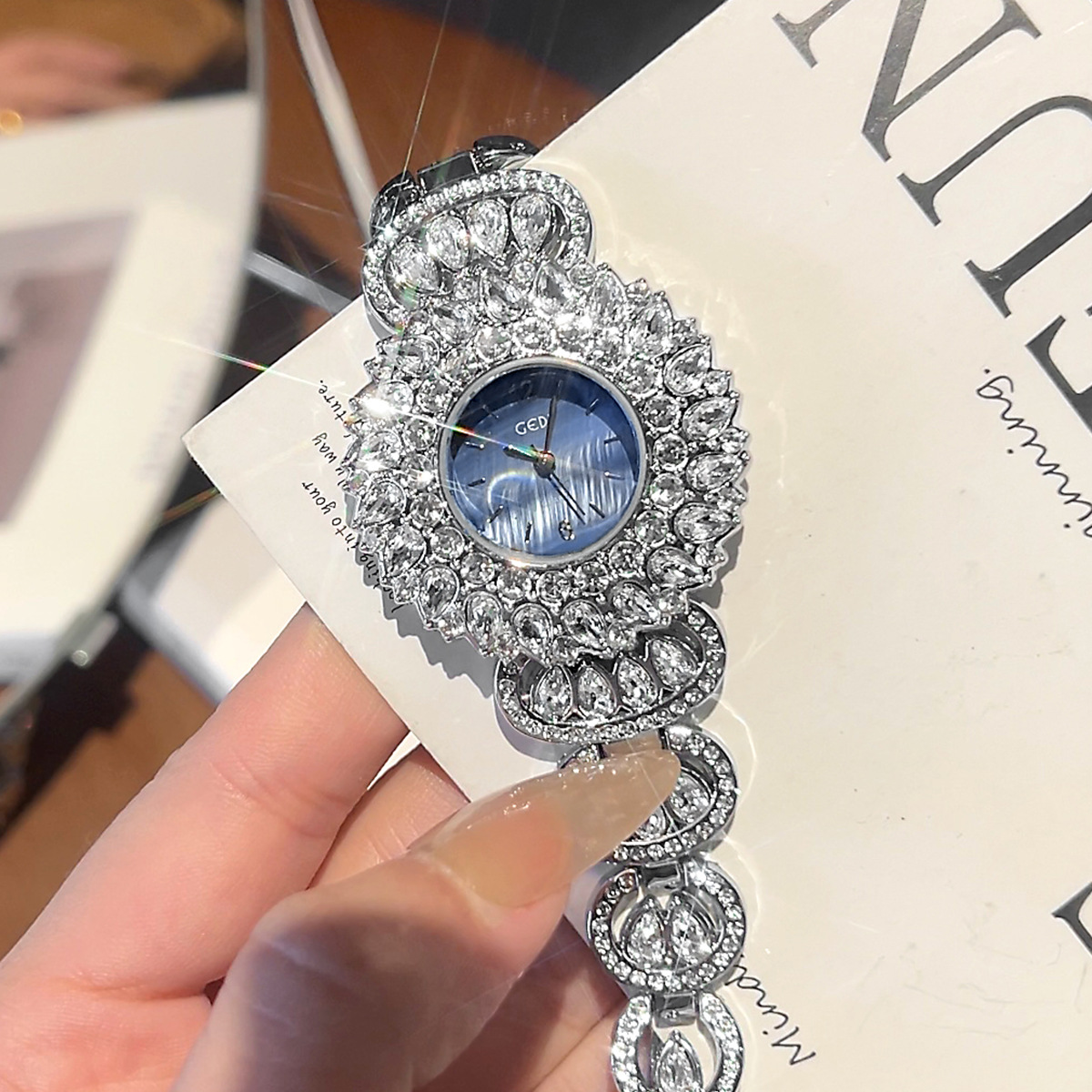 Lux Watch - UTHAI CQ443 세련된 럭셔리 별이 빛나는