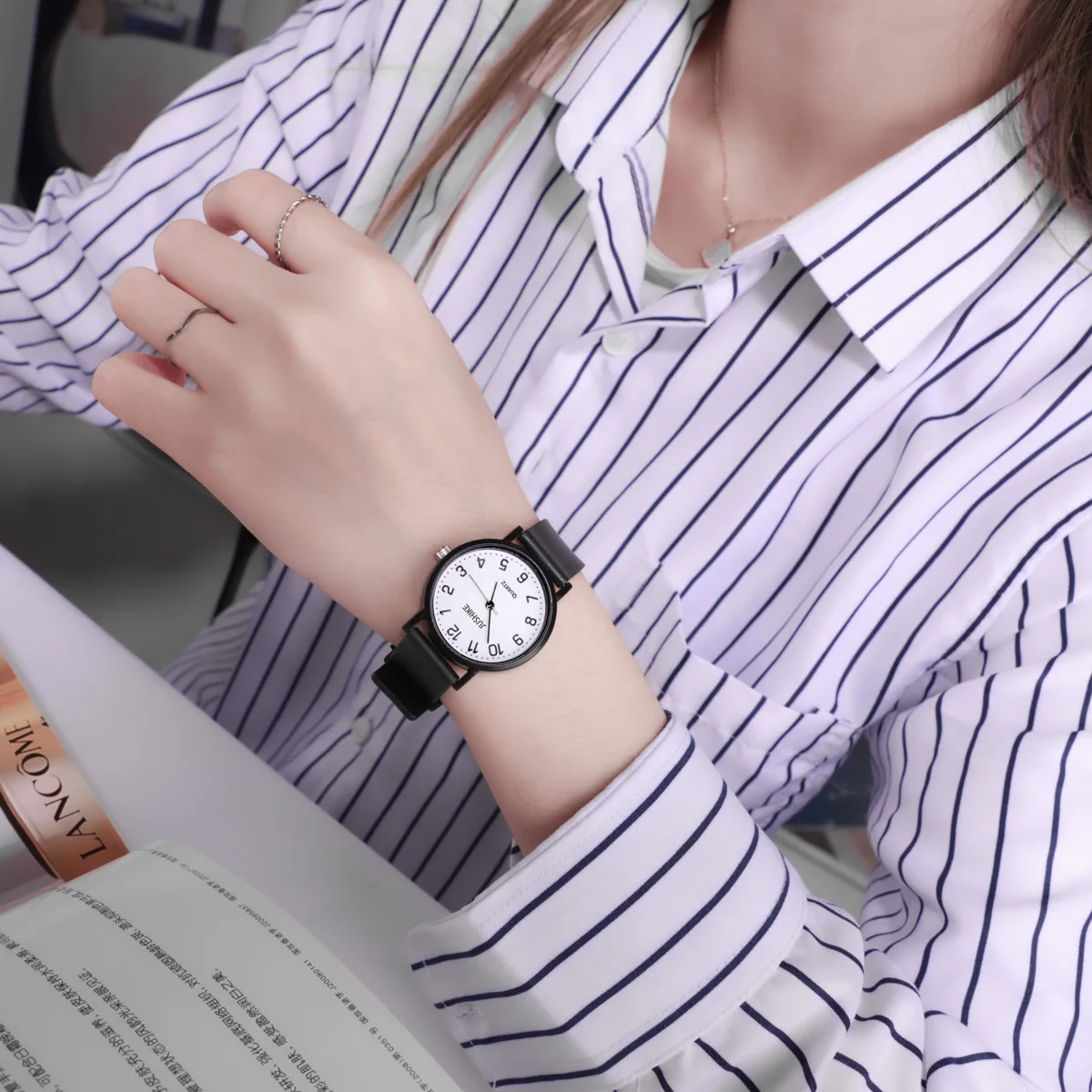 여성을위한 간단한 블랙 시계 쿼츠 시계 실리콘 스트랩  - Lux Watch 리뷰 및 가격
